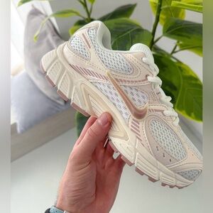 Nike V5 RNR Women's Sneaker - White/pin k